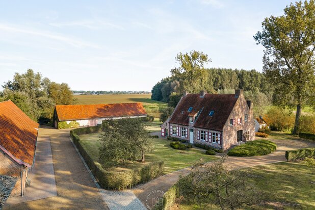 Hoeve met authentieke stalgebouwen en landerijen  