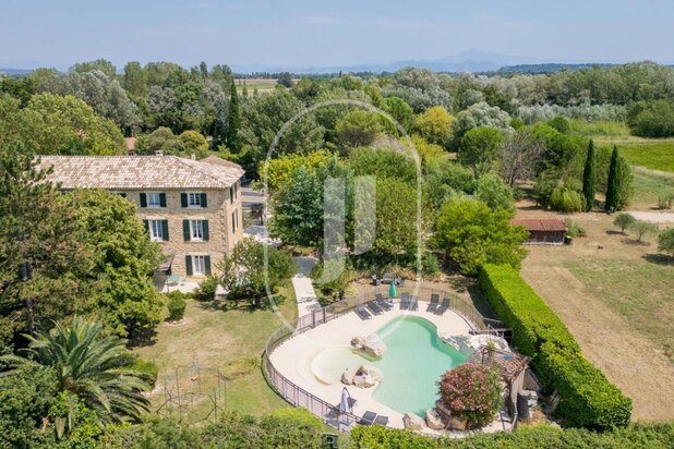 Exceptional property with chambres d'hôtes and tables d'hôtes for sale near Châteauneuf Du Pape