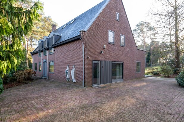 Tijdloze villa op een terrein van 3500m2 gelegen op een toplocatie te Mechelen-aan-de-Maas.