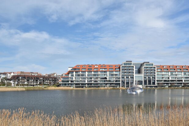 Turnkey corner flat with stunning views of Lake Zegemeer