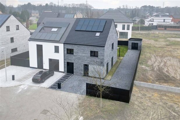 Stijlvolle en moderne nieuwbouwwoning met 5 slaapkamers, gelegen in een doodlopende straat.