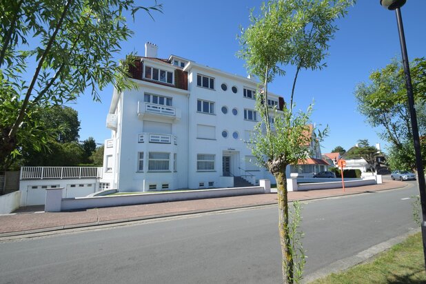 Appartement d'angle rénové, situé très calmement à Knokke, bénéficiant d'une large vue sur le Zegemeer.