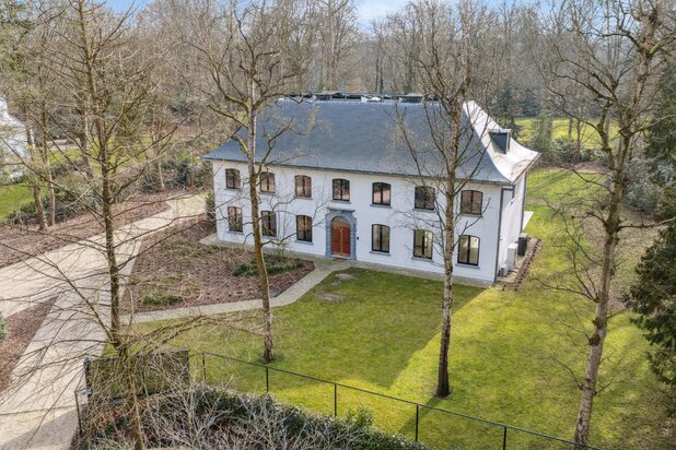 Luxe villa op ca. 3.628 m² met zwembad te koop in Brasschaat - Toplocatie & duurzaam A-label