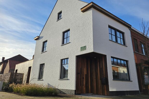 Super energiezuinige half open woning met bureel (vrij beroep), tuin en grote garage in het hartje van Sint-Michiels!