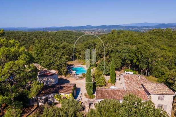 Charming property with outstanding view in 4 hectares of land 35 min from Uzès