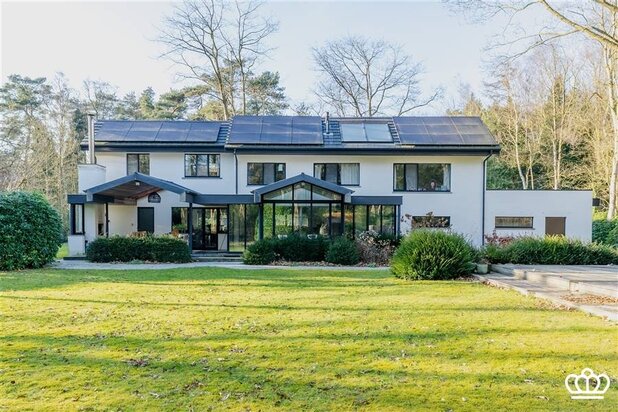 Modern gerenoveerde villa te Kapellenbos met o.a. lichtrijke leefruimtes, 5 slaapkamers, 2 badkamers en ruime inpandige garage op een mooi en open perceel van ca. 3.650 m2 met verwarmd zwembad.