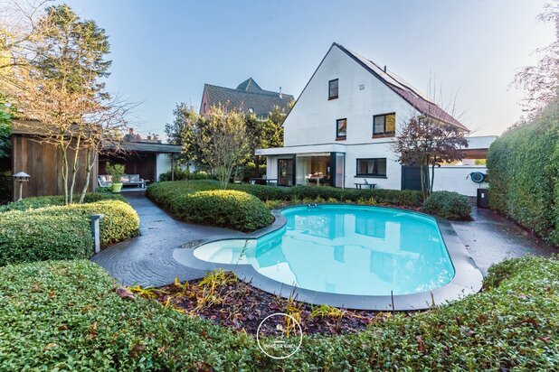 Beautiful, very spacious villa with swimming pool and 6 bedrooms in Eeklo