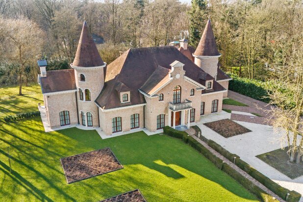 Magnifique villa de château sur un grand terrain de 49 ares à Grobbendonk