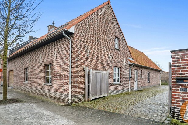 NIEUWERKERKEN - Instapklare woning met 2 stallen + bouwgrond