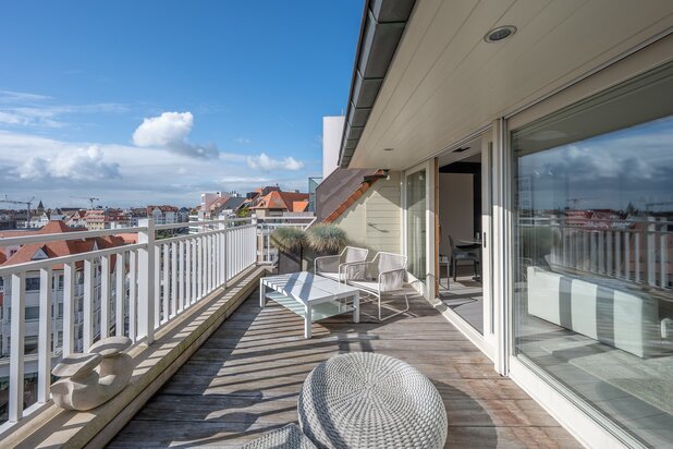 Prachtig appartement in hartje Zoute met gevelbreedte van bijna 9 m en unieke zonneterrassen vlakbij het Albertplein.