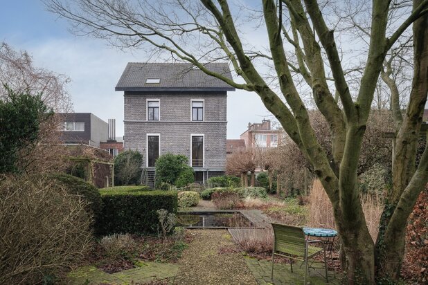 Uitzonderlijke opportuniteit Sint-Amandsberg – ‘Villa Bromelia’ - Statige en ruime woning (437m2 bvo) met een prachitg aangelegde tuin op een boogscheut van het stadscentrum – nabij de Rozenbroeken.