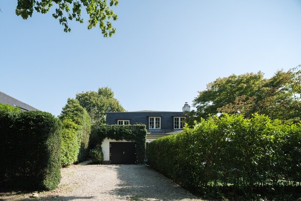 Alleenstaande Franse villa met eigen stijl en ruime tuin gelegen in de Pinte