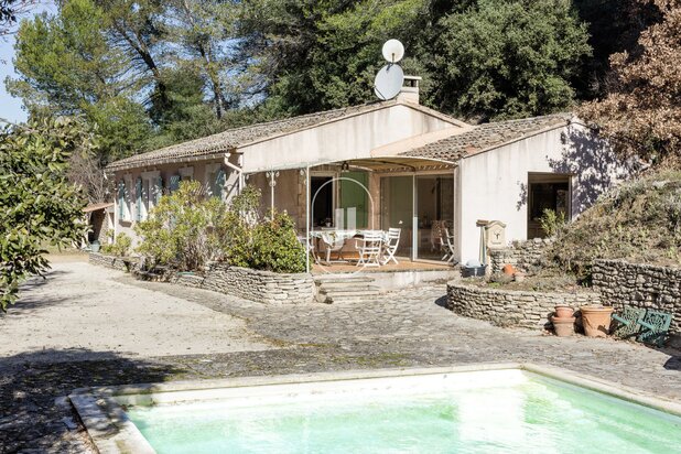 Charming villa with pool for sale in Ménerbes