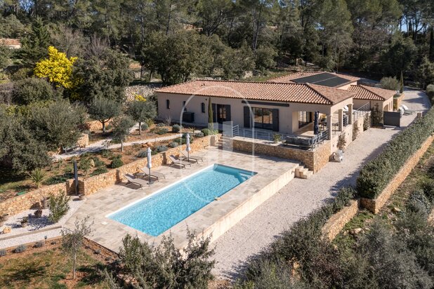 Contemporary villa in the Var countryside with swimming pool