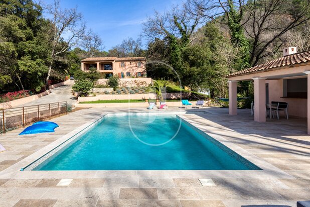 Elegant Provençal villa with view for sale in La Motte