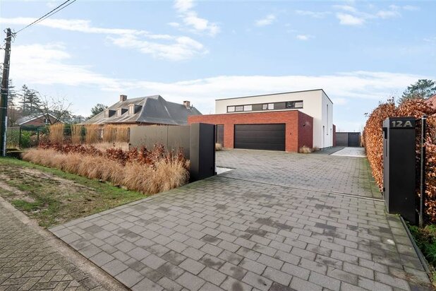 Instapklare nieuwbouw op 1.406 m² grond met zwemvijver.