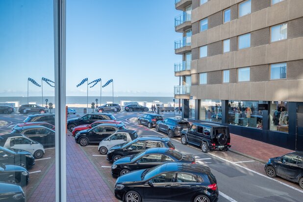 Appartement magnifiquement rénové avec vue mer latérale au coeur du Zoute.