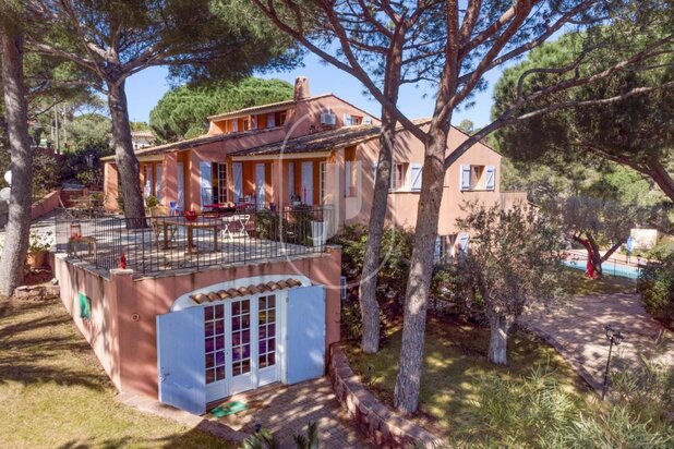 Villa met zeezicht te koop op loopafstand van de stranden in Sainte-Maxime.