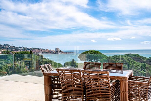 Prestigieus penthouse met panoramisch zeezicht te koop in Sainte-Maxime