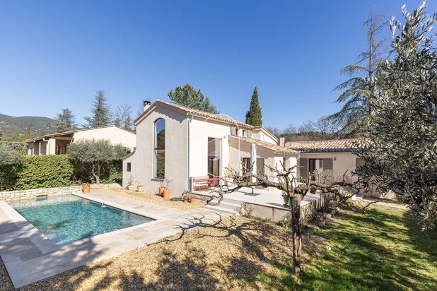 Villa met gastenverblijf en zwembad te koop in Lourmarin