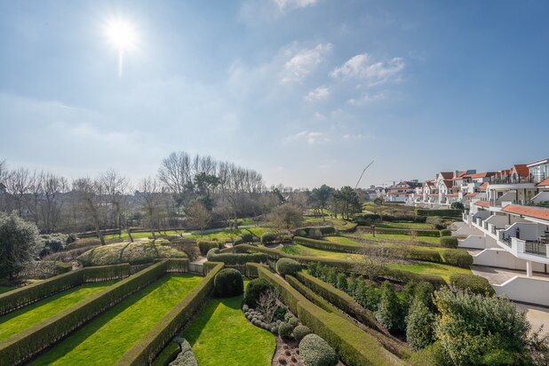 High-end gerenoveerd hoekappartement in het prestigieuze domein Tennis Gardens, vlakbij het strand en de zee.