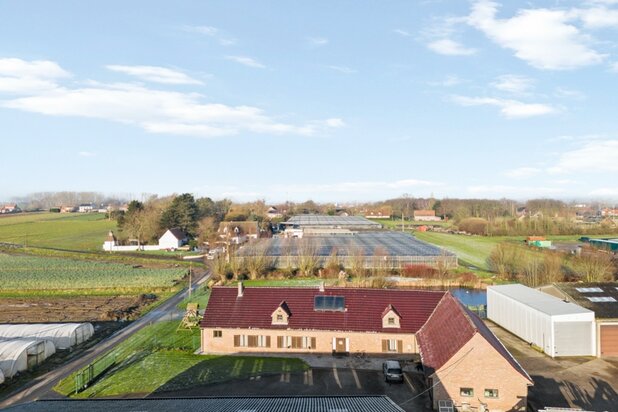 Staden. RUIME LANDELIJKE VILLA MET POTENTIEEL + loods van 435 m2 + loods van 515 m2 . Totaal perceel met tuinen en vijver = +/- 9000m2. Ideaal opbrengsteigendom en eigen gebruik.