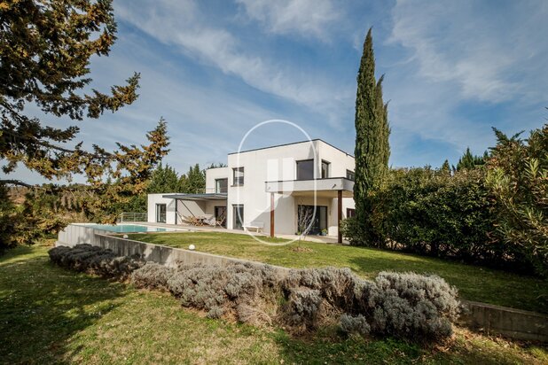 Contemporary villa with pool and view for sale in the Luberon