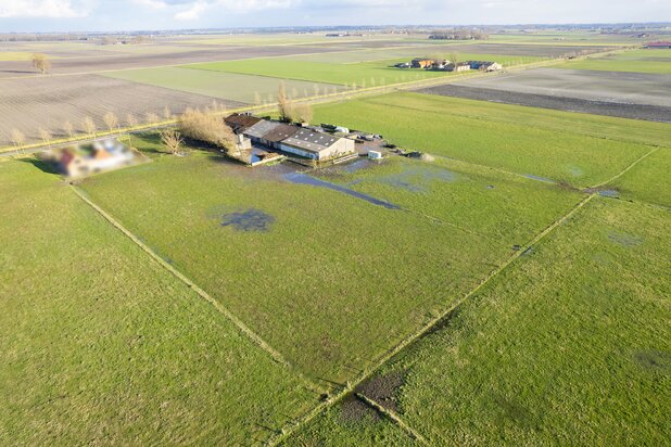 Hoeve te midden van de velden (+/- 102.428 m²) in Veurne