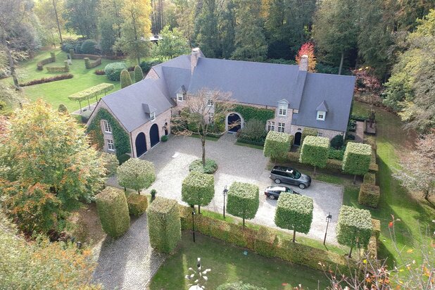 Ferme-château spacieuse sur l'emplacement le plus unique et recherché à Schildehof sur 2,7 hectares.