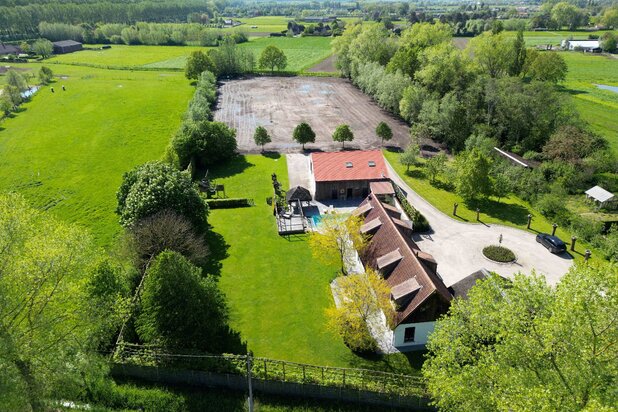 Subliem villa-landhuis met meerdere polyvalente bijhuizen, zwembad en open zichten.