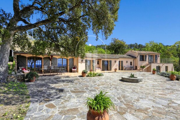 Provençal property with pool on 2 hectares for sale in La Garde-Freinet