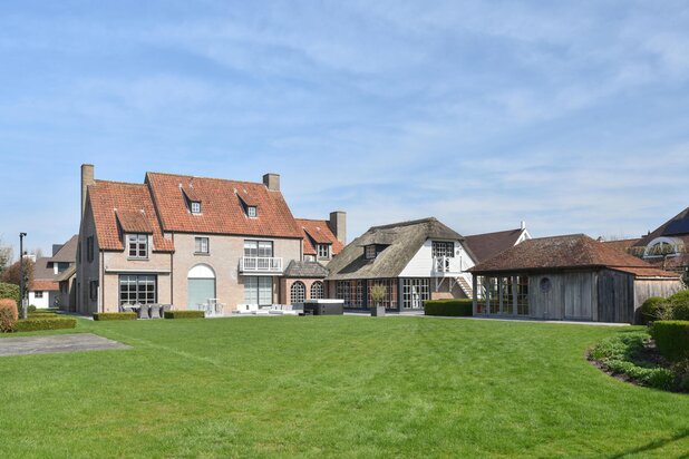 Villa impressionnante dans un quartier résidentiel.