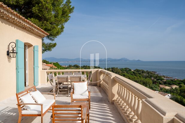 Renovated villa with panoramic sea view for sale in Les Issambres