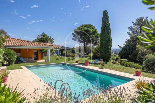 Property for sale with landscaped garden, pool, and view, near Avignon, in the Gard