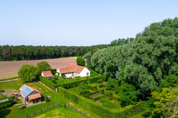 Uniek landeigendom gelegen in een oase van rust en natuur.