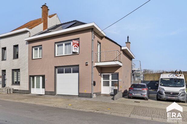 Spacieuse maison trois façades avec jardin et garage