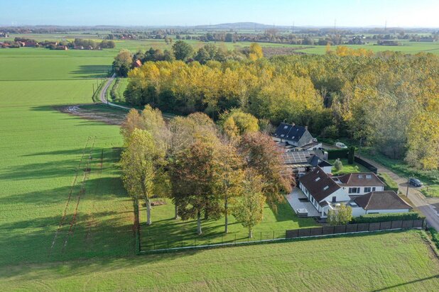 Charmante boerderij, 5 slaapkamers te midden van de velden.