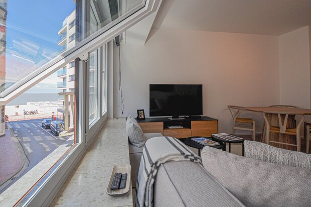 Magnifique appartement rénové avec vue latérale sur la mer, à proximité des commerces et de la plage.