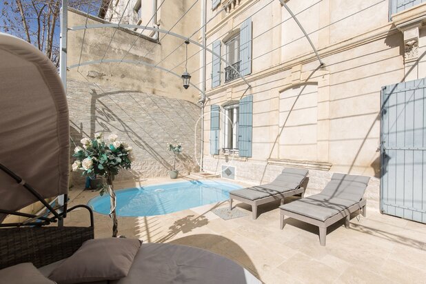 Townhouse with courtyard and pool for sale in the Luberon