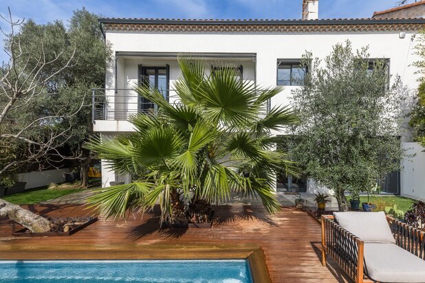 contemporary villa with swimming pool for sale near Avignon 