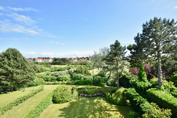 Prachtig gerenoveerd hoekappartement van 164 m2 met fantastisch open zicht op de Approach Golf in het Zoute.