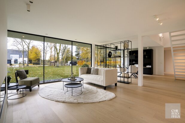 High-end renovated contemporary villa on a plot of 4,379m² in Hasselt!