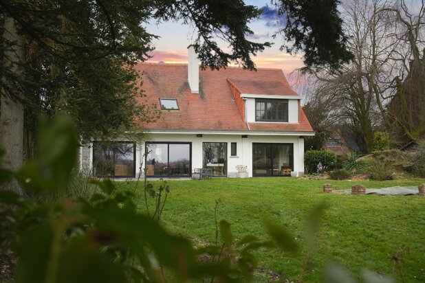 Charming renovated 4bed villa in Pecq set in wooded grounds