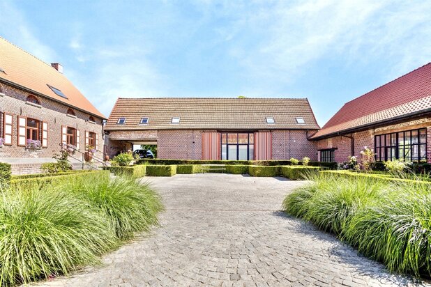 FERME CARRÉE UNIQUE avec piscine intérieure sur 5,87 hectares!