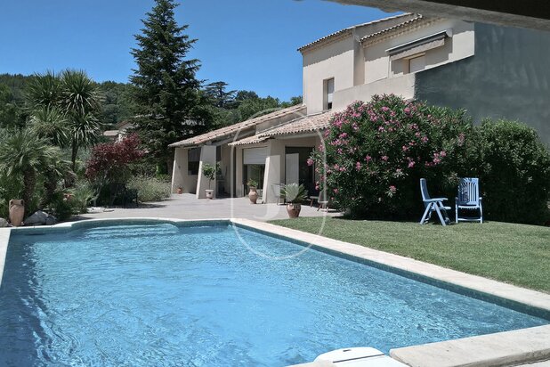 Elegant villa with swimming pool and landscaped garden near Avignon 