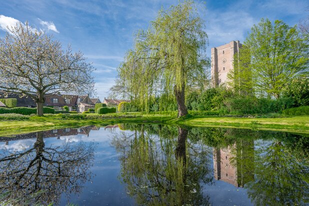  Prachtig gerenoveerde hoeve, op een royaal perceel van 4.230 m², vlakbij de kerk van Sint Anna ter Muiden.