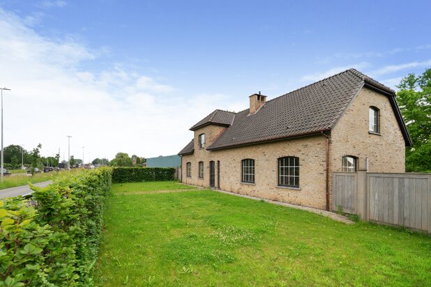 Villa met 2 loodsen op 1 hectare grond te Elversele