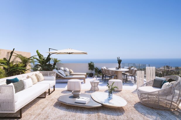 Charmant penthouse met panoramisch uitzicht op de bergen en de zee in het dorp Benalmádena