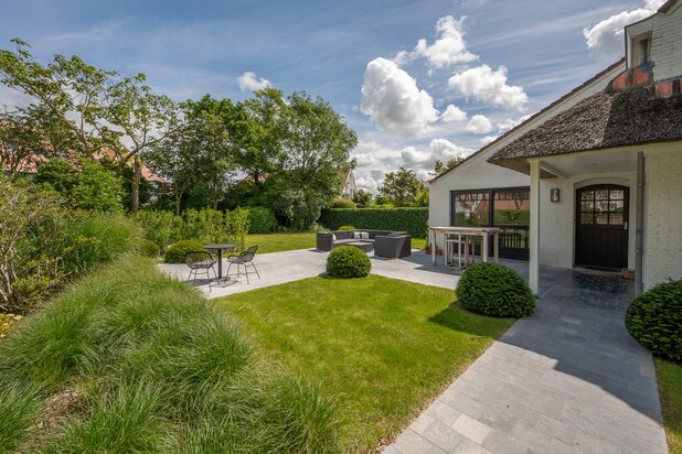 Charmante villa avec jardin ensoleillé et terrasses, à proximité du centre et de la mer.