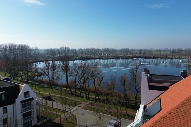 Prachtige twee slaapkamer appartement in nieuwbouwresidentie met lateraal meerzicht en zuid gericht zonneterras